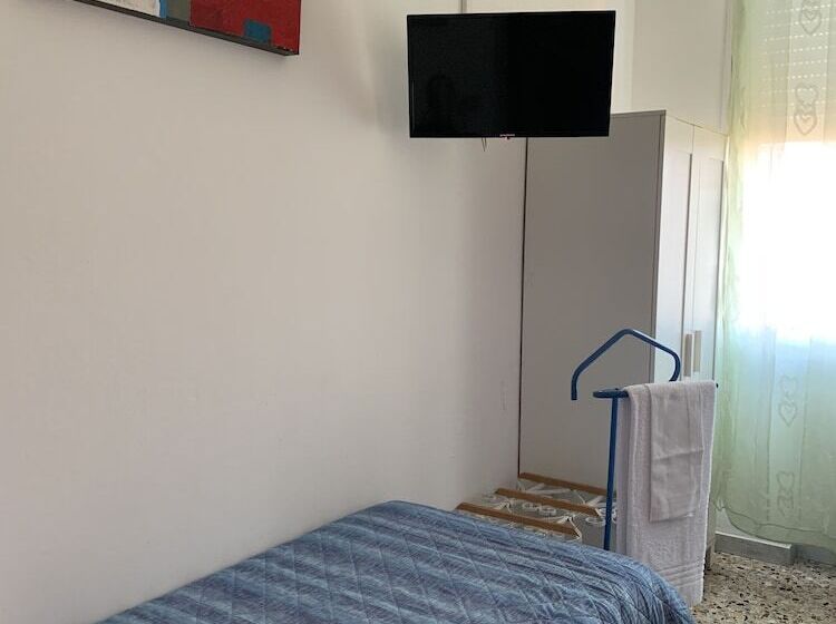 اتاق استاندارد یک تخته با سرویس بهداشتی مشترک, Albergo Moderno