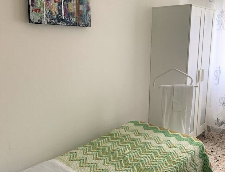 اتاق استاندارد یک تخته با سرویس بهداشتی مشترک, Albergo Moderno