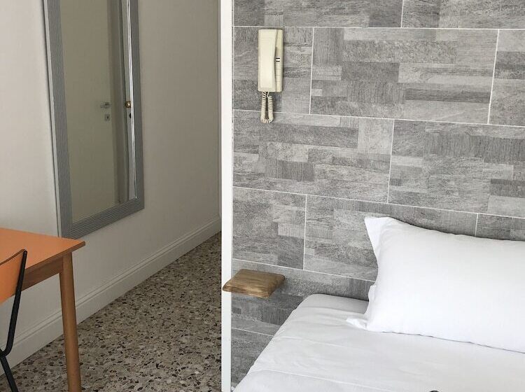 اتاق اکونومی, Albergo Moderno