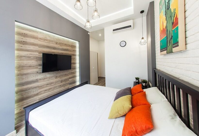 اتاق استاندارد, Nice People