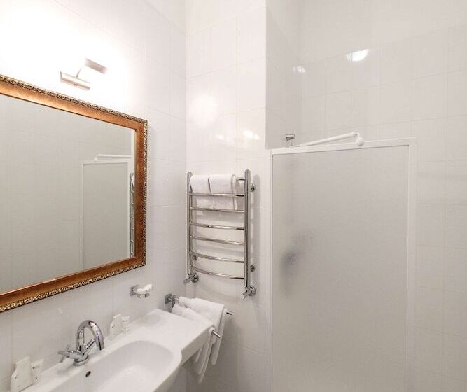 اتاق سوپریور, George