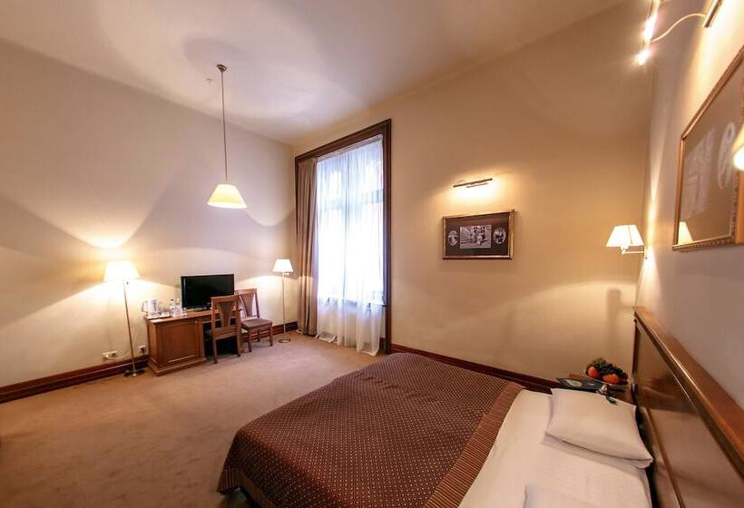 اتاق سوپریور, George