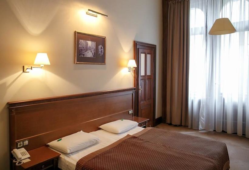 اتاق سوپریور, George