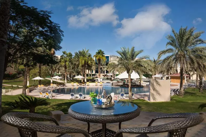 اتاق لوکس با چشم‌انداز استخر, Metropolitan Al Mafraq Hotel