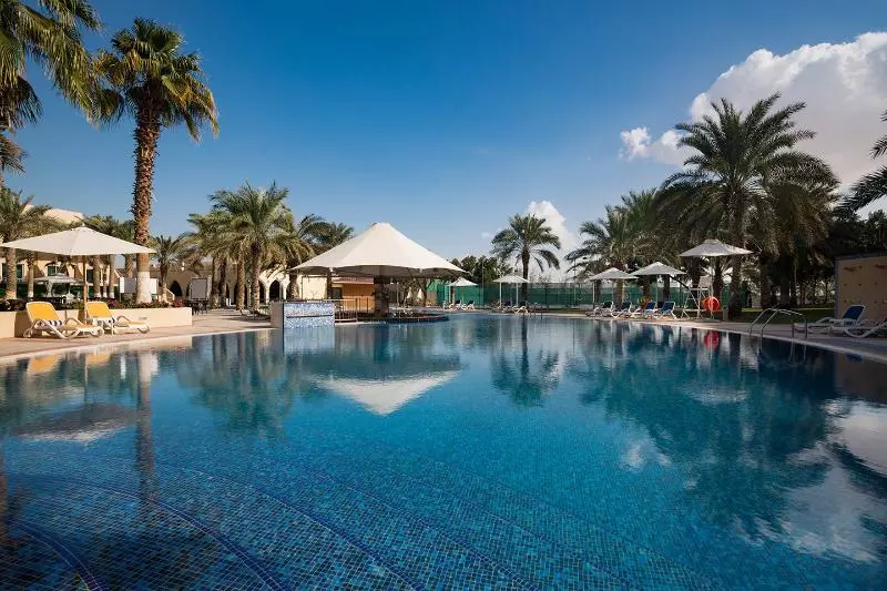 اتاق لوکس با چشم‌انداز استخر, Metropolitan Al Mafraq Hotel