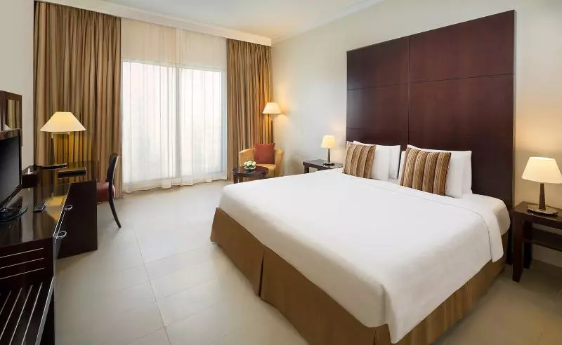اتاق لوکس با چشم‌انداز استخر, Metropolitan Al Mafraq Hotel