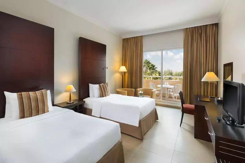 اتاق لوکس با چشم‌انداز استخر, Metropolitan Al Mafraq Hotel