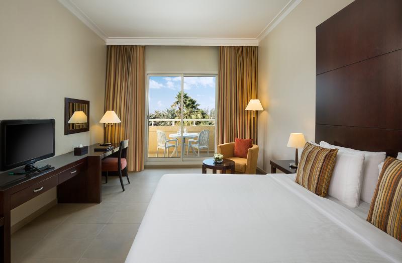 Номер Deluxe Вид на Бассейн, Metropolitan Al Mafraq Hotel