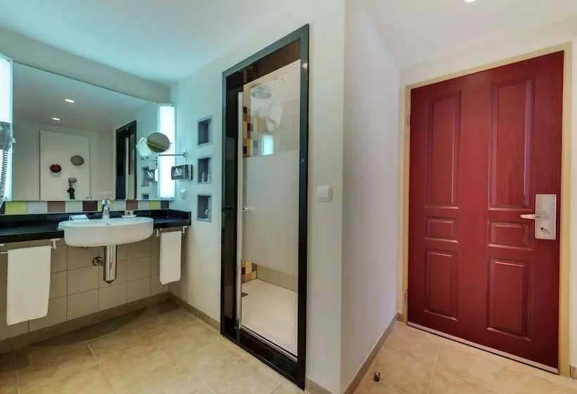 اتاق اکونومی, Robinson Camyuva   Adults Only
