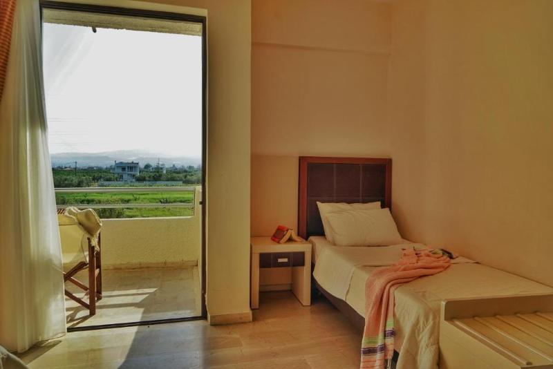 חדר סטנדרט לשלושה עם נוף לגינה, Kokoni Beach