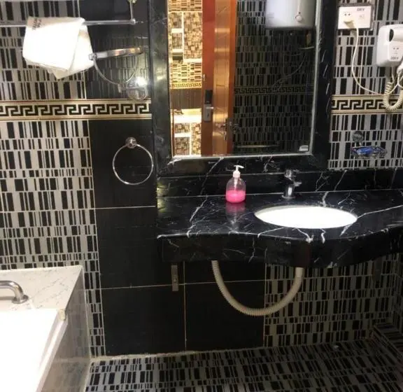 استودیوی استاندارد, Emmad Furnished