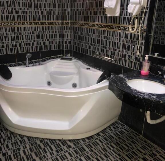سوییت لوکس, Emmad Furnished