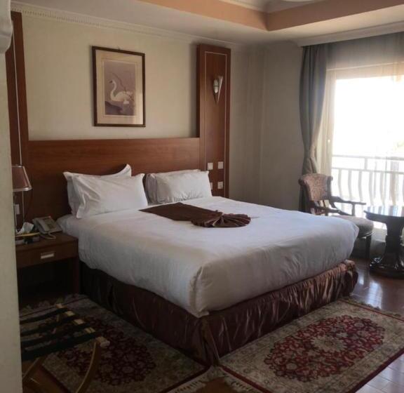 سوییت جونیور, Emmad Furnished