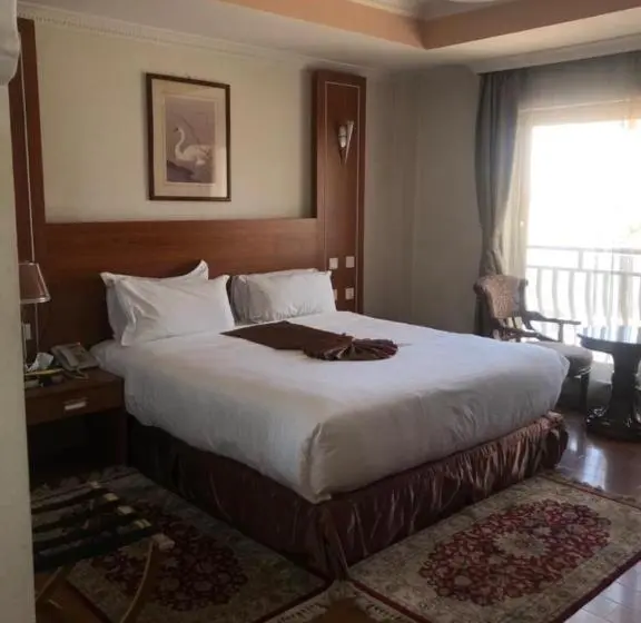 سوییت جونیور, Emmad Furnished