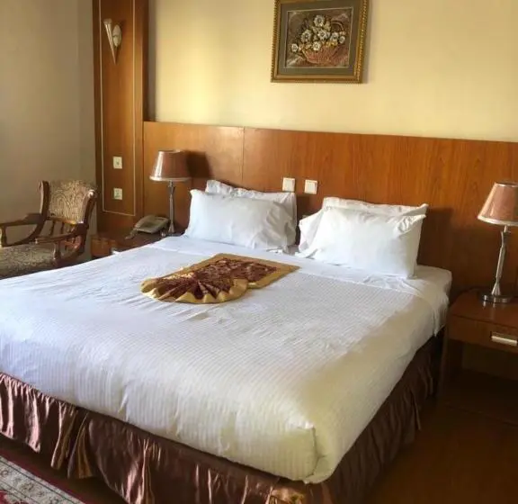 سوییت جونیور, Emmad Furnished