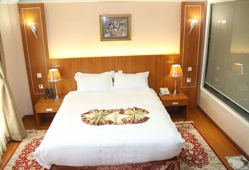 استودیوی لوکس, Emmad Furnished