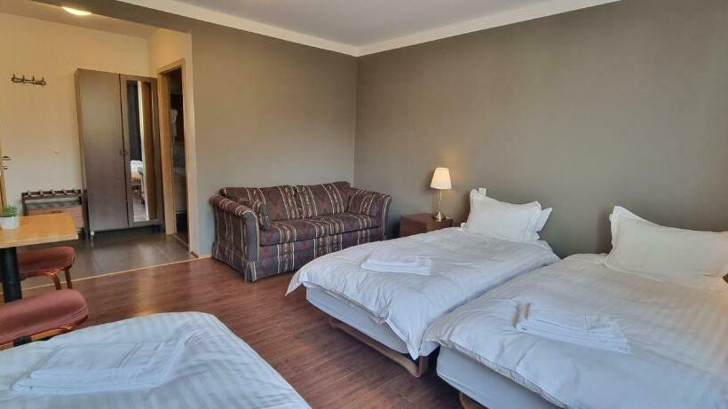 اتاق استاندارد سه نفره, Húsavík Cape