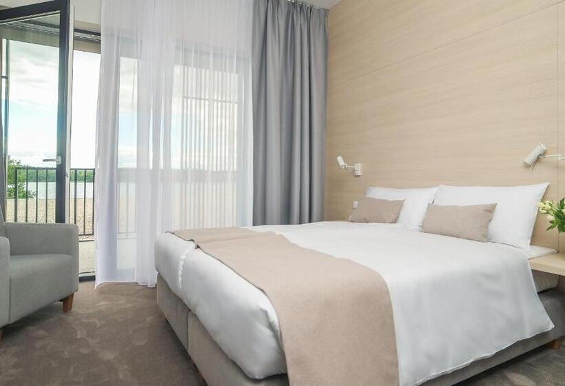 סטודיו משפחתי, Notera Hotel Spa