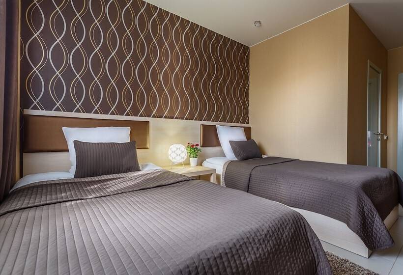 标准三人间, Victoria Plaza