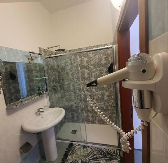 이코노미 룸, The Stunning B&b