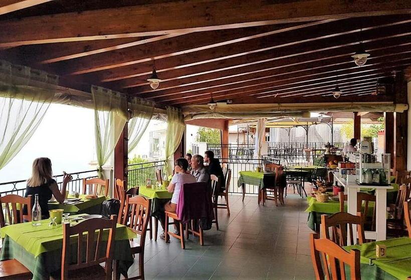 이코노미 룸, The Stunning B&b