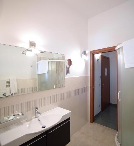 이코노미 룸, The Stunning B&b