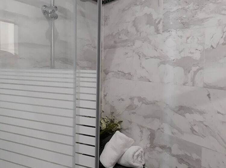 キングサイズベッドのスタンダードルーム, Kinira Beach