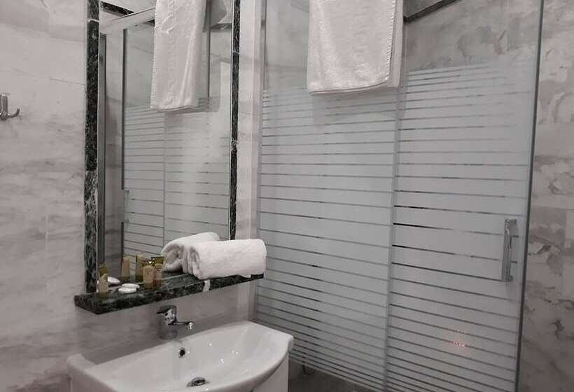 キングサイズベッドのスタンダードルーム, Kinira Beach