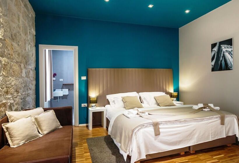 Cameră Premium cu Vedere la Mare Lateral, Riva Luxury Rooms