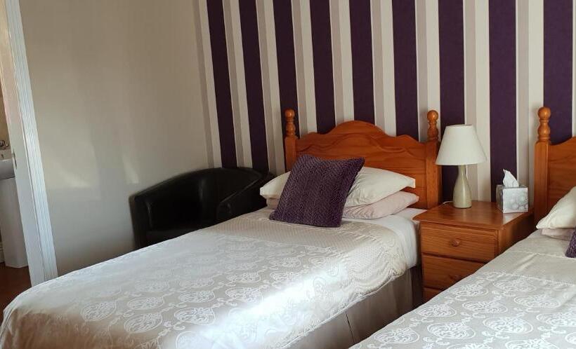 غرفة قياسية, Dergfield House