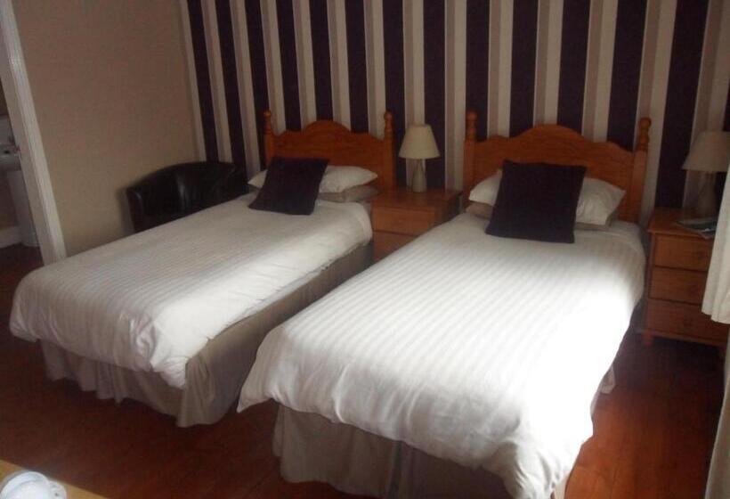 غرفة عائلية, Dergfield House