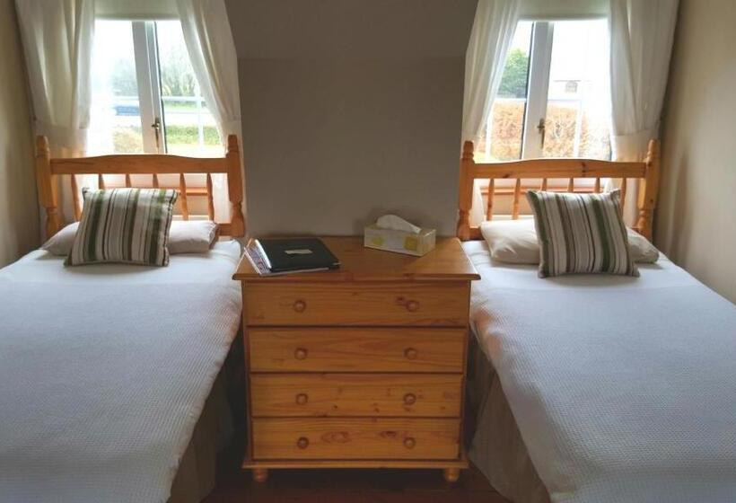 غرفة عائلية, Dergfield House