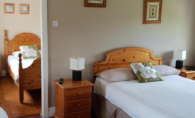 غرفة عائلية, Dergfield House