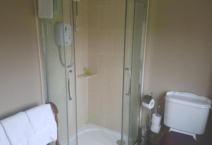 غرفة عائلية, Dergfield House