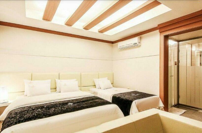 Quarto Deluxe, Charlot Castle