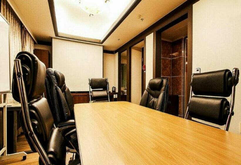 Suíte Executivo, Charlot Castle