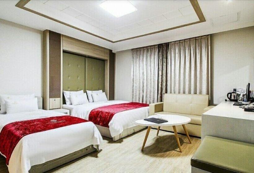 Quarto Deluxe, Charlot Castle