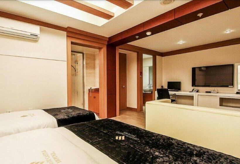 Quarto Estandar, Charlot Castle