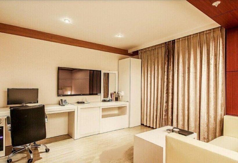 Quarto Estandar, Charlot Castle