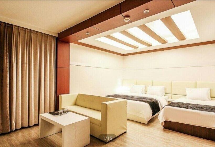 Quarto Estandar, Charlot Castle