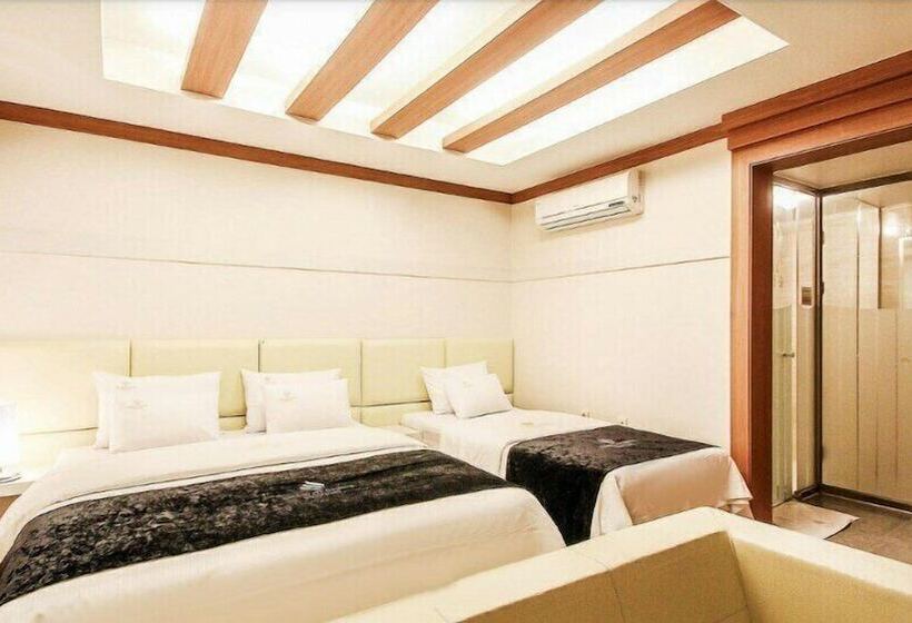 Quarto Estandar, Charlot Castle