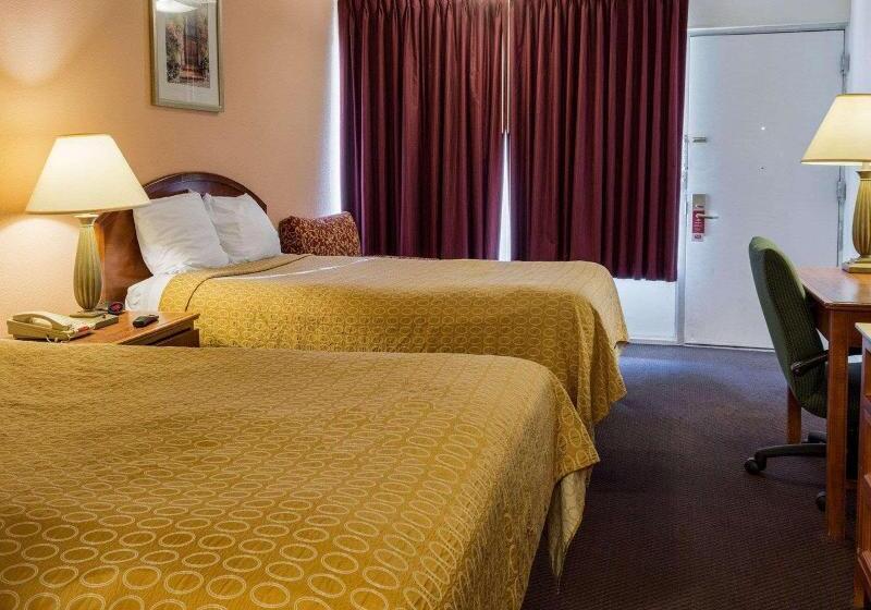 Quarto Estandar, Charlot Castle