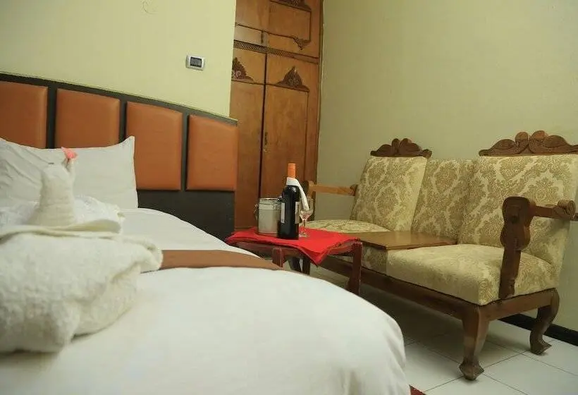 اتاق لوکس با چشم‌انداز دریاچه, Dib Anbessa