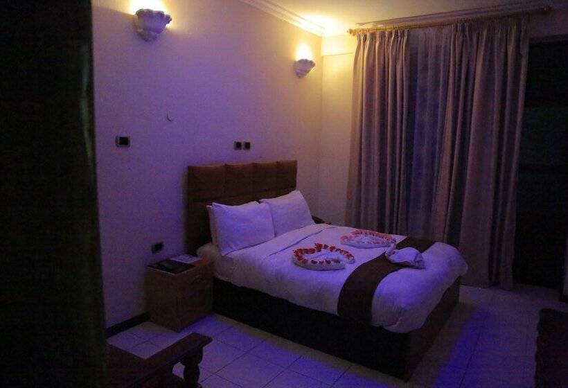 اتاق لوکس با چشمانداز دریاچه, Dib Anbessa