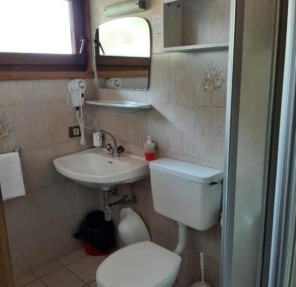 اتاق استاندارد سه نفره, Fn & Company