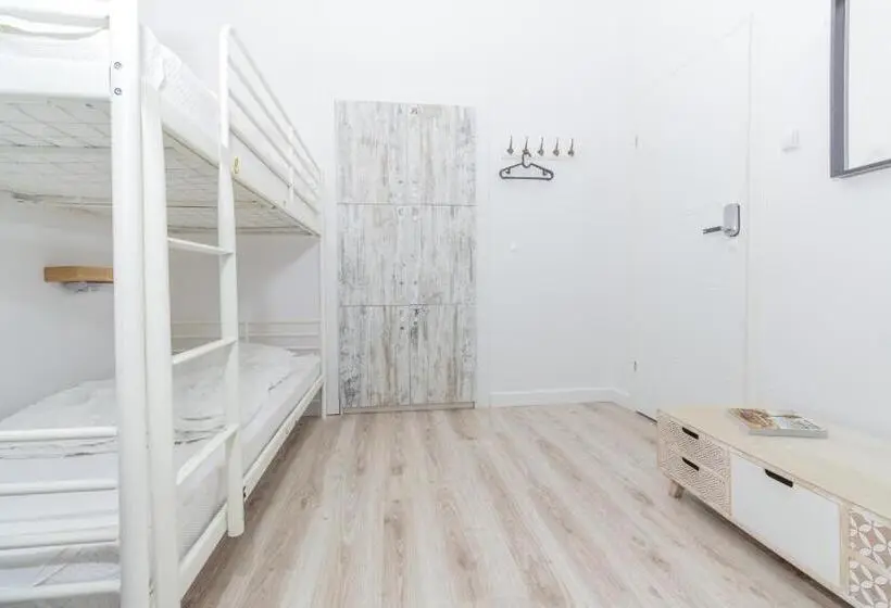ルームシェアのワンベッド, Chillout Hostel