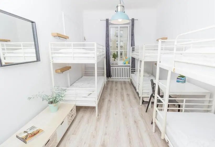 ルームシェアのワンベッド, Chillout Hostel