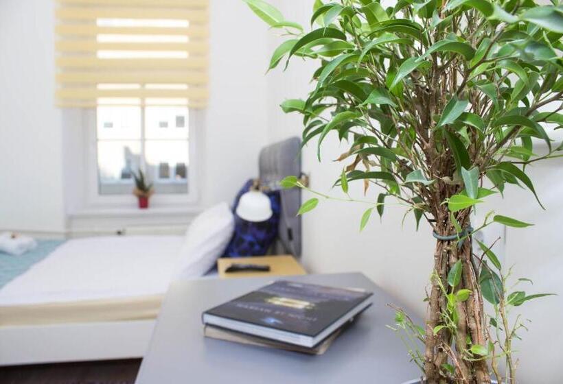 经济房, Chillout Hostel
