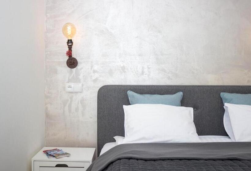 إستوديو ديلوكس, Chillout Hostel