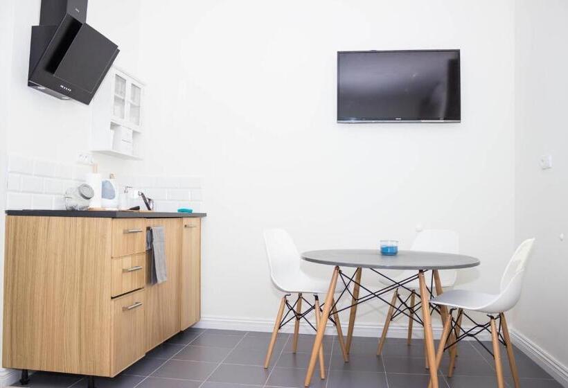 إستوديو ديلوكس, Chillout Hostel